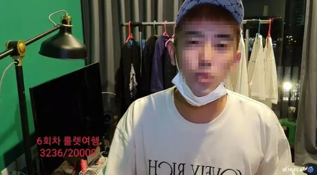 Để gái lạ ngồi lên đùi, nam streamer bất ngờ bị hội đồng tới thâm mặt, thú nhận nguyên nhân gây bất ngờ - Ảnh 1.