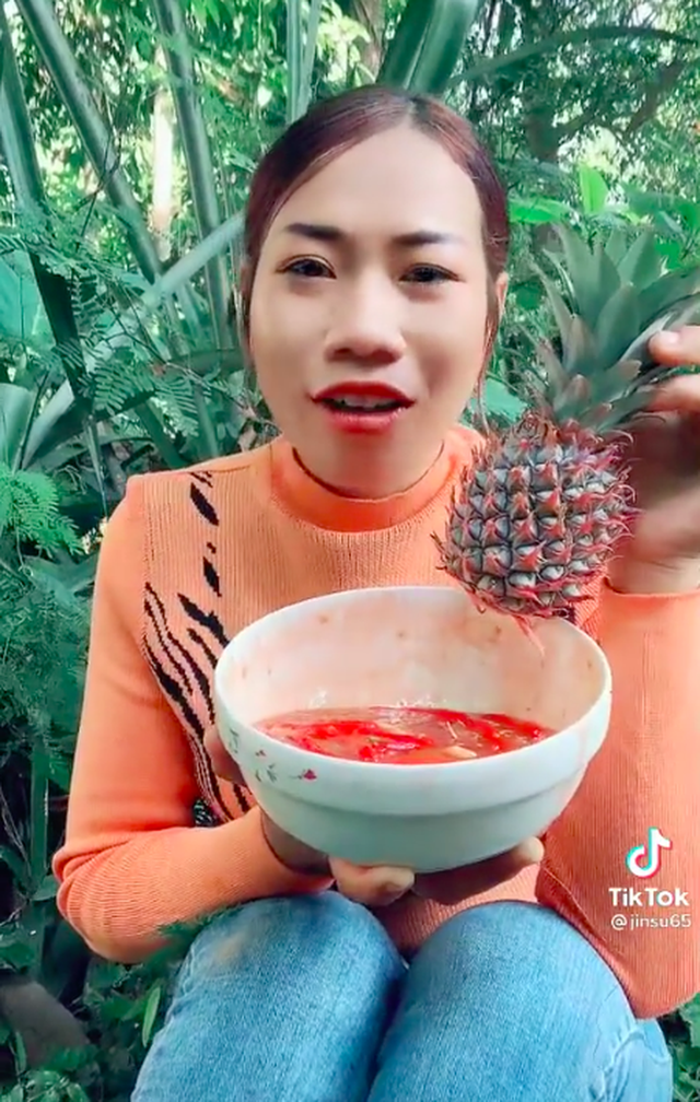 Ăn nguyên quả dứa chưa gọt vỏ, cô nàng YouTuber khiến dân mạng sợ hãi với clip Mukbang siêu kinh dị - Ảnh 1.