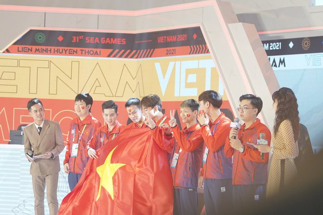 Xúc động hình ảnh Kati rơi nước mắt trong ngày cùng đội tuyển LMHT Việt Nam giành huy chương vàng SEA Games 31 - Ảnh 4.